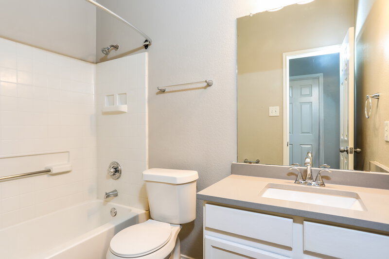 2,250/Mo, 828 Simi Dr Arlington, TX 76001 Bathroom View