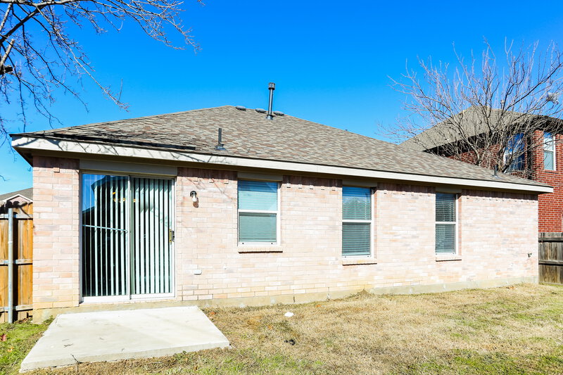 2,250/Mo, 828 Simi Dr Arlington, TX 76001 Rear View 2