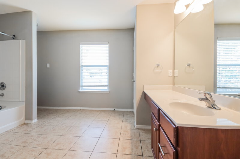2,260/Mo, 9916 Boston Harbor Dr Providence Village, TX 76227 Main Bathroom View
