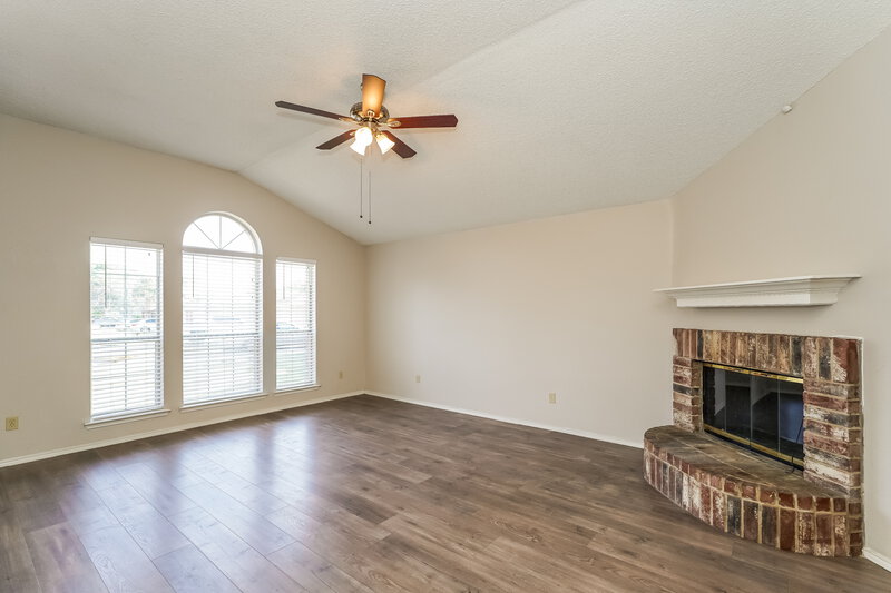 2,015/Mo, 7900 Flowertree Ct Fort Worth, TX 76137 Living Room View