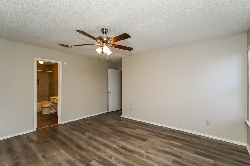 2,015/Mo, 7900 Flowertree Ct Fort Worth, TX 76137 Main Bedroom View