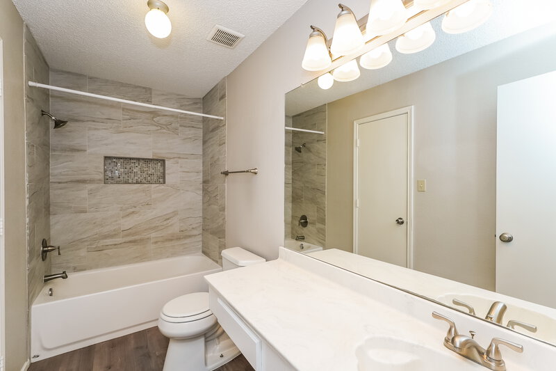2,015/Mo, 7900 Flowertree Ct Fort Worth, TX 76137 Main Bathroom View