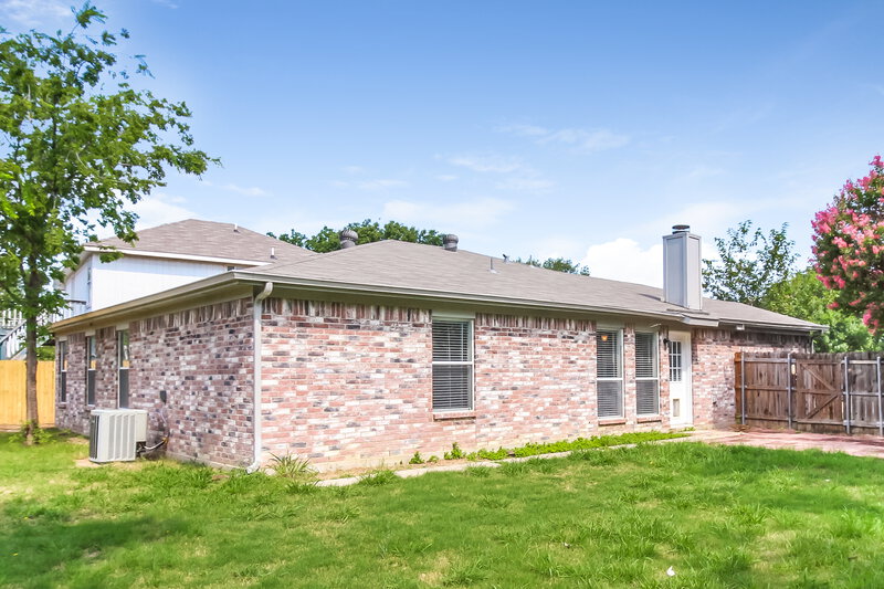 2,180/Mo, 7900 Flowertree Ct Fort Worth, TX 76137 Rear View