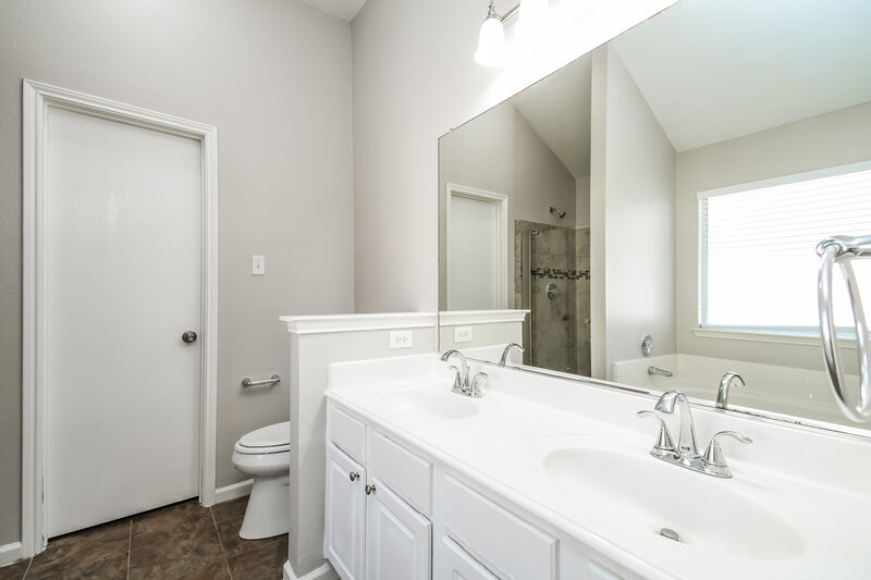 2,005/Mo, 1007 Stockton Dr Burleson, TX 76028 Main Bathroom View