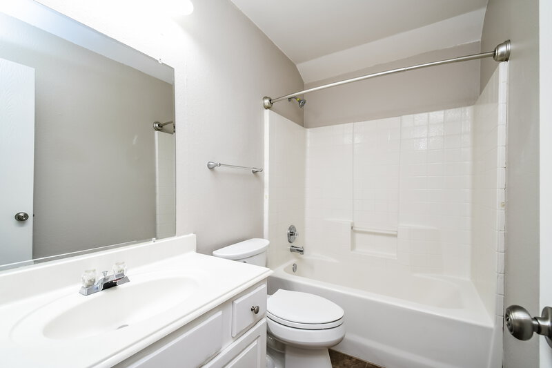 2,005/Mo, 1007 Stockton Dr Burleson, TX 76028 Bathroom View