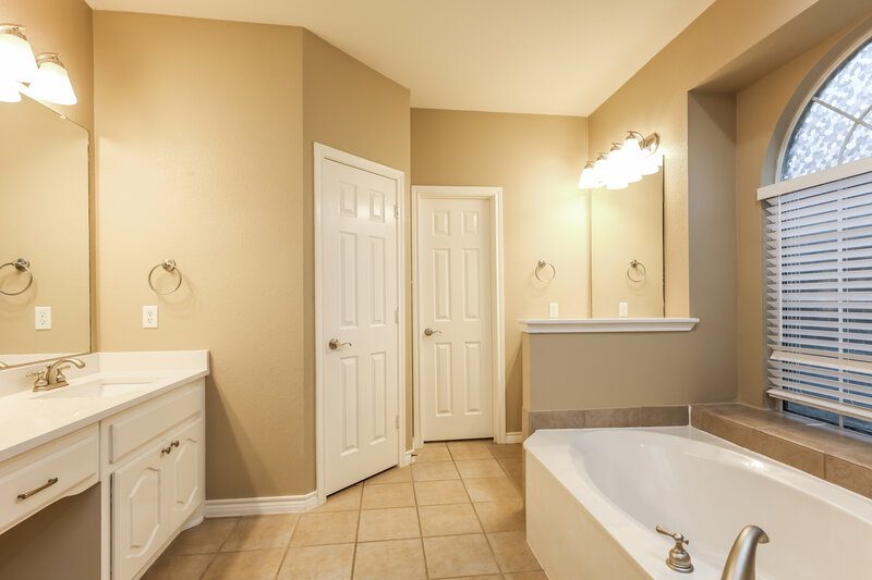 2,605/Mo, 6656 Cascade Canyon Trail Fort Worth, TX 76179 Main Bathroom View