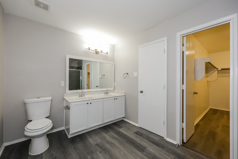2,500/Mo, 1137 Browntop St Crowley, TX 76036 Main Bathroom View