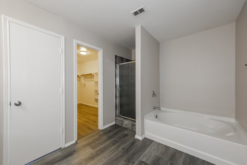 2,500/Mo, 1137 Browntop St Crowley, TX 76036 Main Bathroom View 2