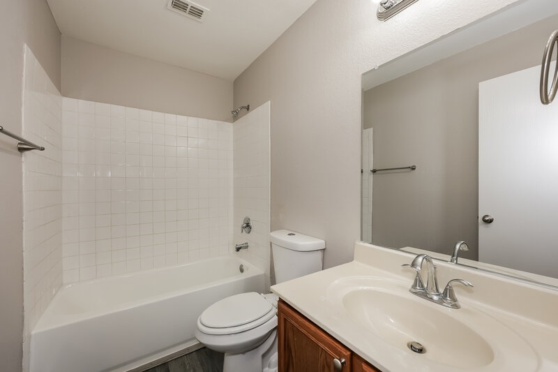 2,500/Mo, 1137 Browntop St Crowley, TX 76036 Bathroom View