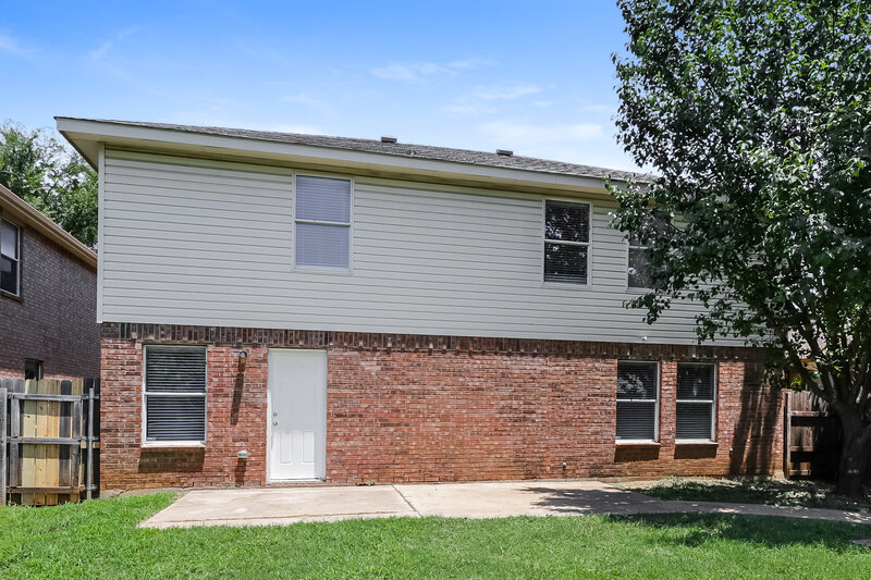 2,500/Mo, 1137 Browntop St Crowley, TX 76036 Rear View 2