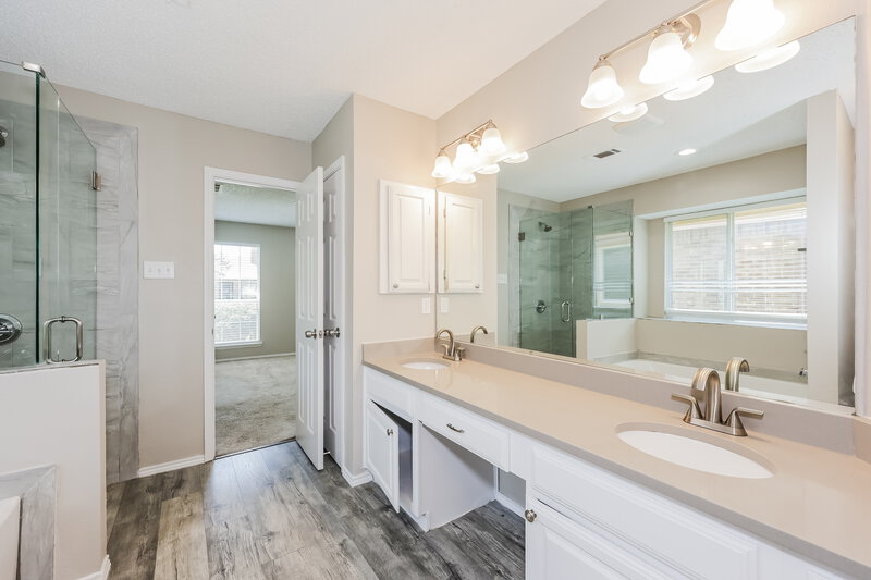 2,635/Mo, 1402 Samuel St Cedar Hill, TX 75104 Main Bathroom View