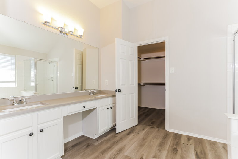 2,125/Mo, 1109 Hillwood Dr Fort Worth, TX 76179 Main Bathroom View