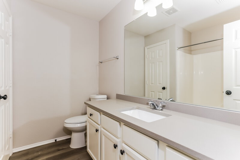 2,125/Mo, 1109 Hillwood Dr Fort Worth, TX 76179 Bathroom View