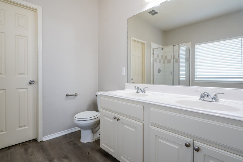 2,600/Mo, 4853 Carrotwood Dr Fort Worth, TX 76244 Main Bathroom View