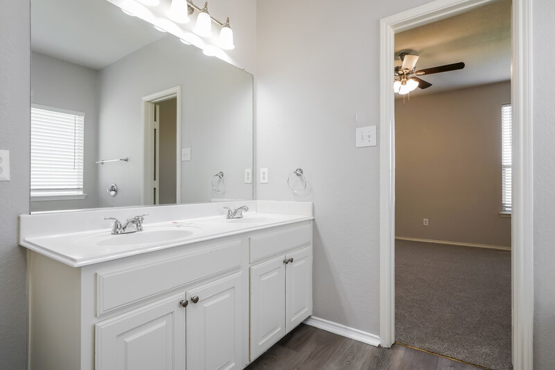 2,600/Mo, 4853 Carrotwood Dr Fort Worth, TX 76244 Main Bathroom View 2
