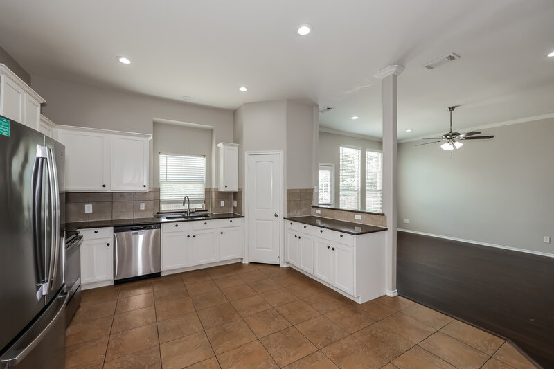 2,710/Mo, 613 Atascosa Ave Fort Worth, TX 76120 Kitchen View