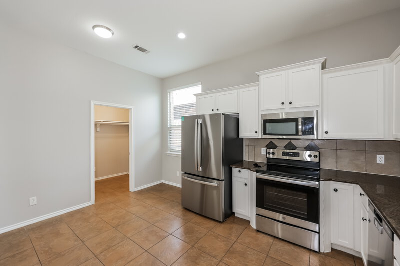 2,710/Mo, 613 Atascosa Ave Fort Worth, TX 76120 Kitchen View 2