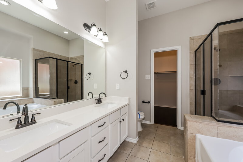 2,710/Mo, 613 Atascosa Ave Fort Worth, TX 76120 Main Bathroom View