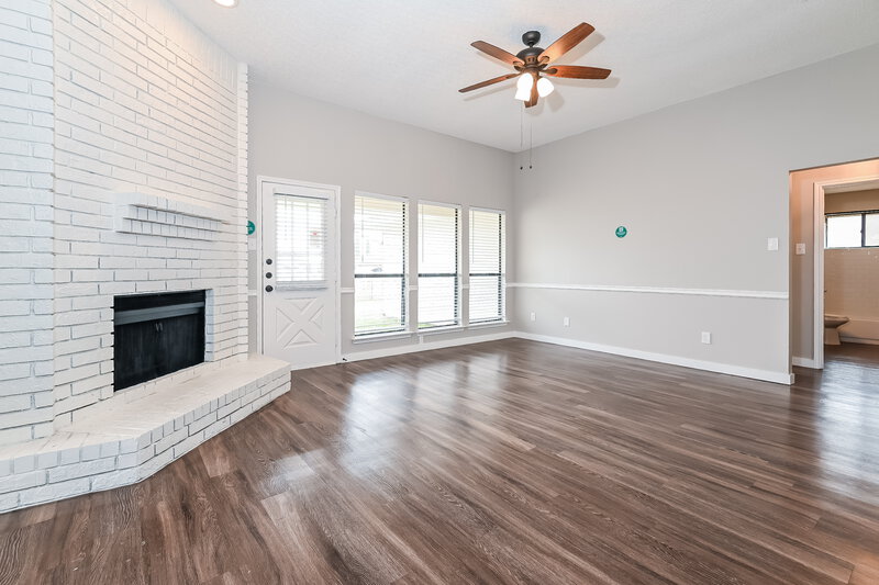 2,175/Mo, 891 W Wintergreen Rd Lancaster, TX 75134 Living Room View 2