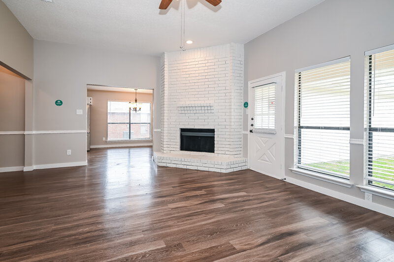2,175/Mo, 891 W Wintergreen Rd Lancaster, TX 75134 Living Room View 3