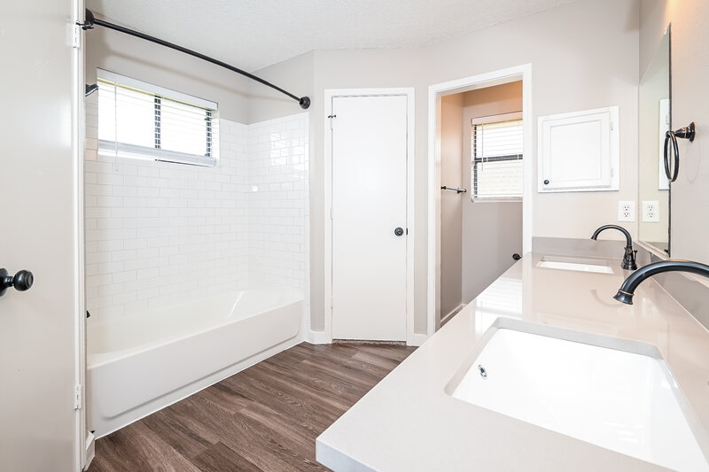 2,175/Mo, 891 W Wintergreen Rd Lancaster, TX 75134 Main Bathroom View