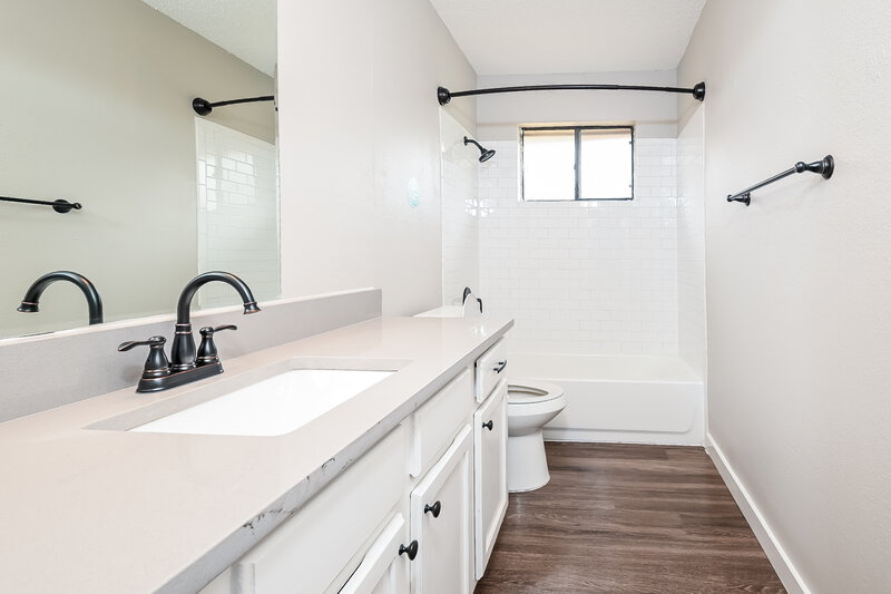 2,175/Mo, 891 W Wintergreen Rd Lancaster, TX 75134 Bathroom View