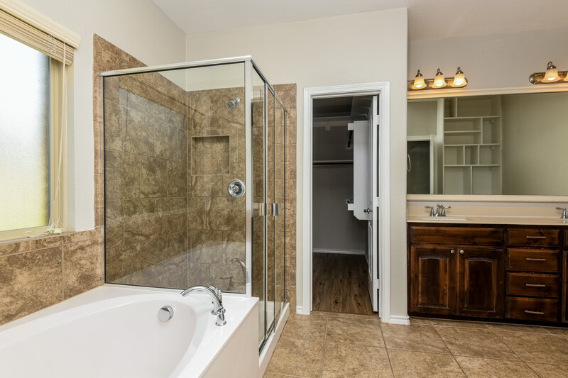 2,415/Mo, 517 Delgany Trail Haslet, TX 76052 Main Bathroom View