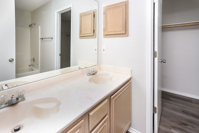 1,760/Mo, 4000 Tulip Tree Dr Fort Worth, TX 76137 Main Bathroom View