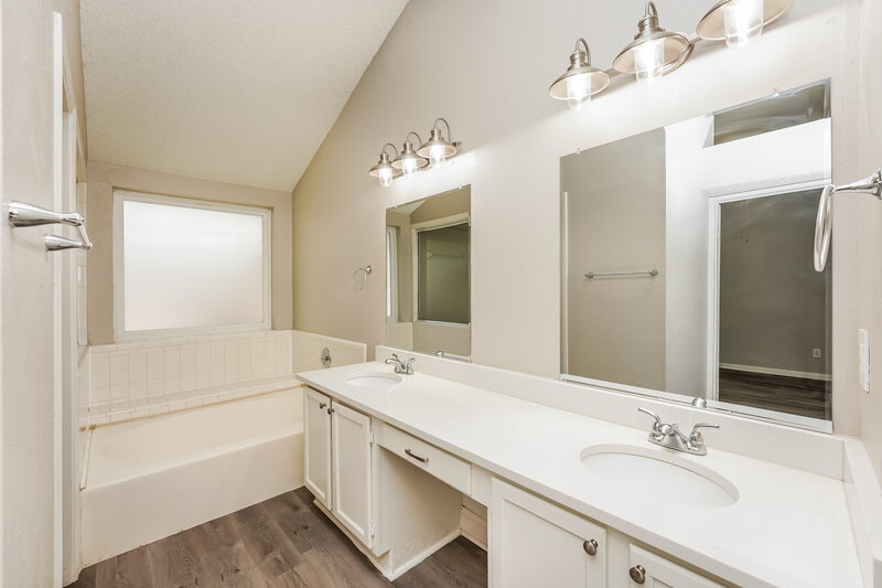 2,535/Mo, 2677 Steppington St Grand Prairie, TX 75052 Main Bathroom View