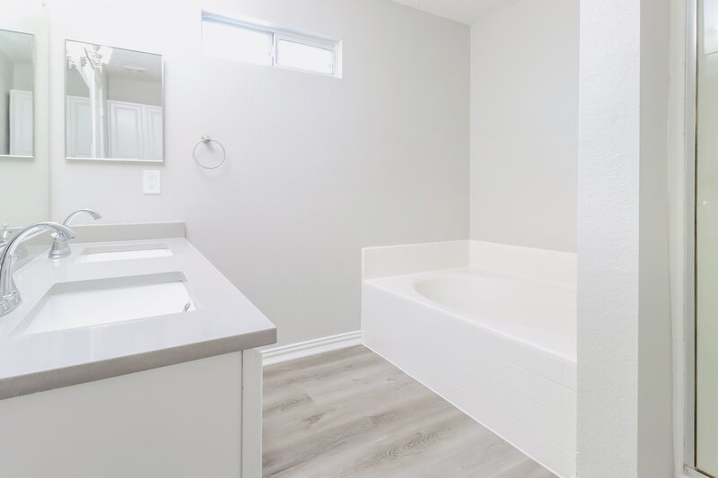 3,610/Mo, 917 Salida Dr Arlington, TX 76001 Main Bathroom View