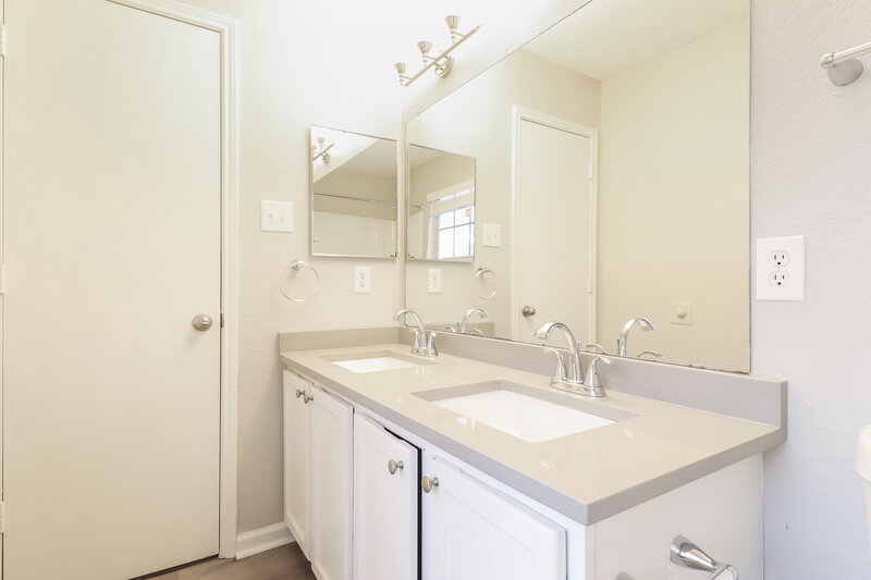 3,610/Mo, 917 Salida Dr Arlington, TX 76001 Bathroom View