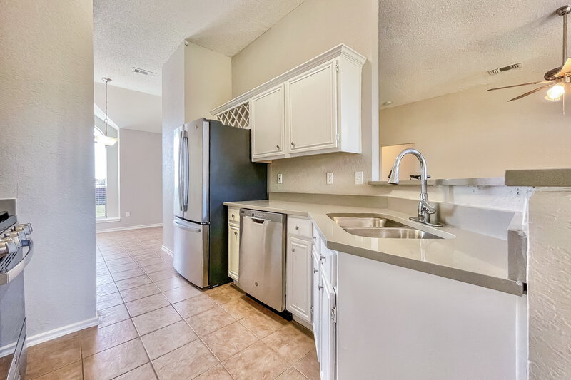 2,285/Mo, 7813 Munich Dr Rowlett, TX 75089 Kitchen View 2