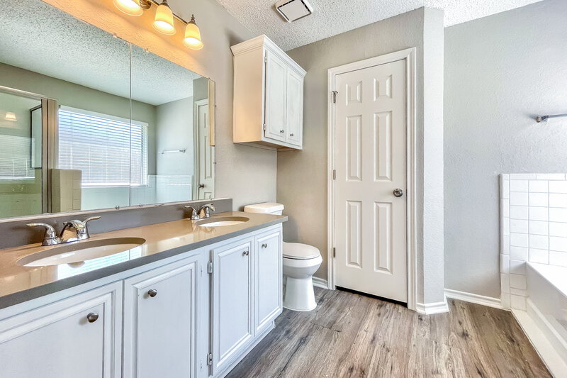 2,285/Mo, 7813 Munich Dr Rowlett, TX 75089 Main Bathroom View