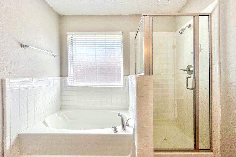 2,285/Mo, 7813 Munich Dr Rowlett, TX 75089 Main Bathroom View 2