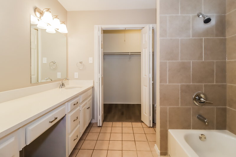 2,535/Mo, 1114 Carrington Ct Irving, TX 75060 Main Bathroom View
