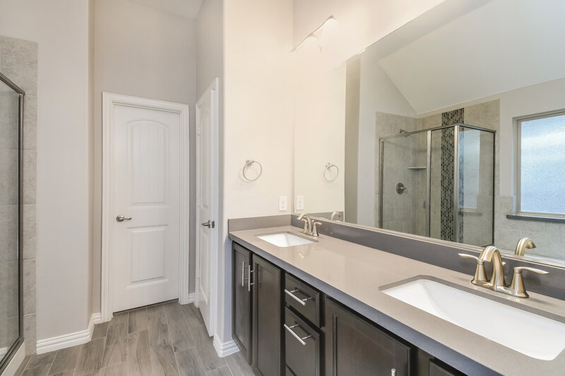 2,615/Mo, 817 Skytop Dr Fort Worth, TX 76052 Bathroom View
