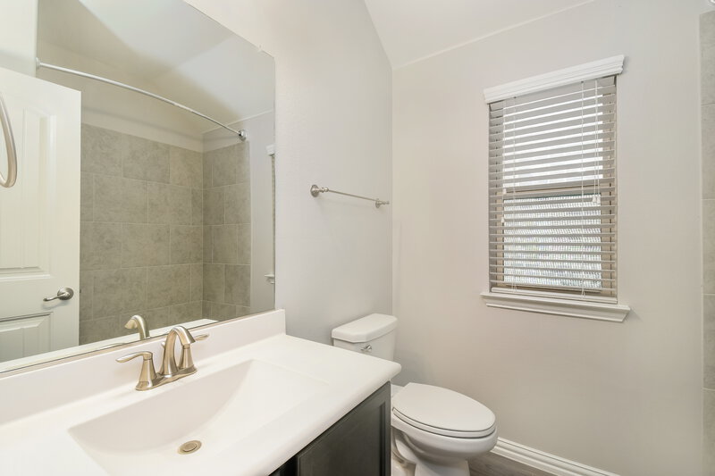 2,615/Mo, 817 Skytop Dr Fort Worth, TX 76052 Bathroom View 2