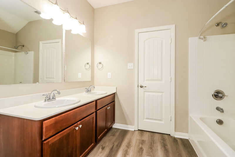 2,610/Mo, 2816 Mesquite Rd Fort Worth, TX 76111 Main Bathroom View