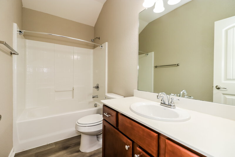 2,610/Mo, 2816 Mesquite Rd Fort Worth, TX 76111 Bathroom View