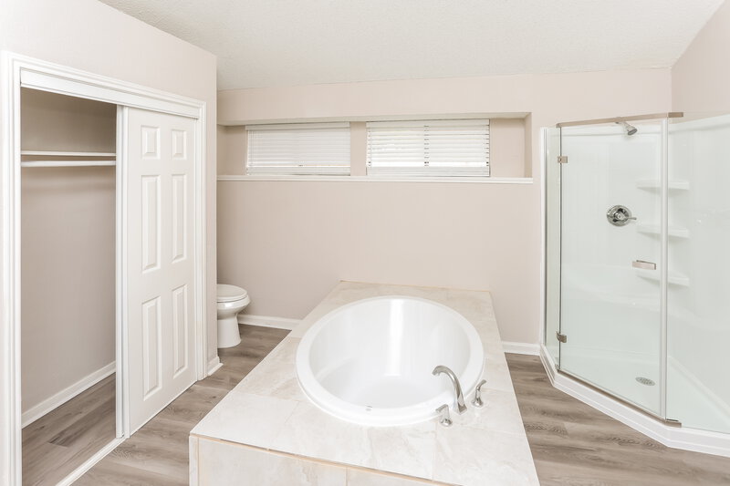 2,230/Mo, 106 Vine St Glenn Heights, TX 75154 Main Bathroom View