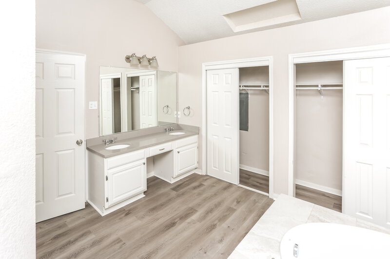 2,230/Mo, 106 Vine St Glenn Heights, TX 75154 Main Bathroom View 2