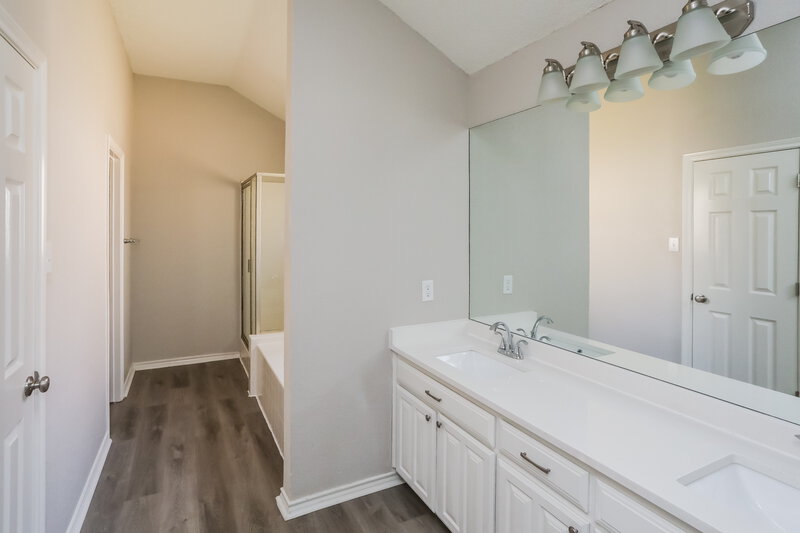 2,555/Mo, 6005 Blue Mesa Dr Arlington, TX 76017 Main Bathroom View