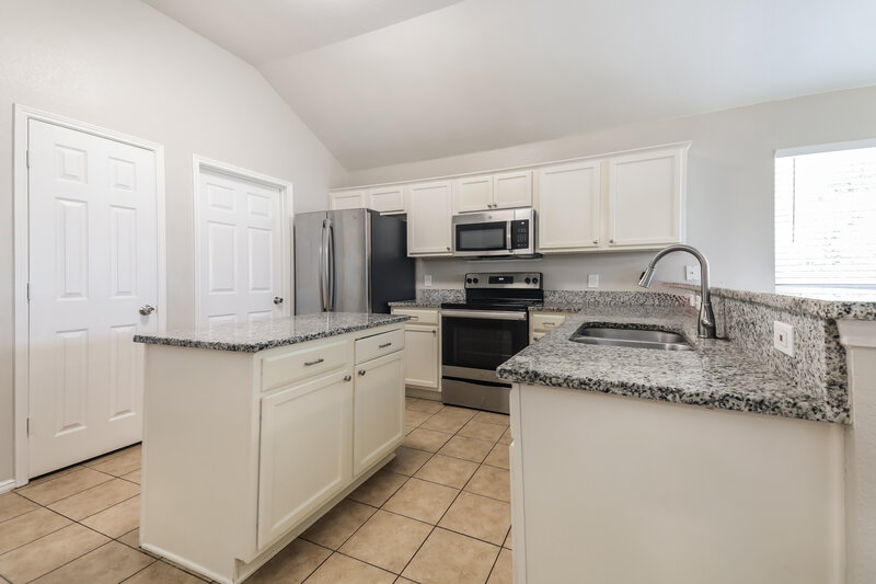 1,790/Mo, 904 Nancy Dr Royse City, TX 75189 Kitchen View 2