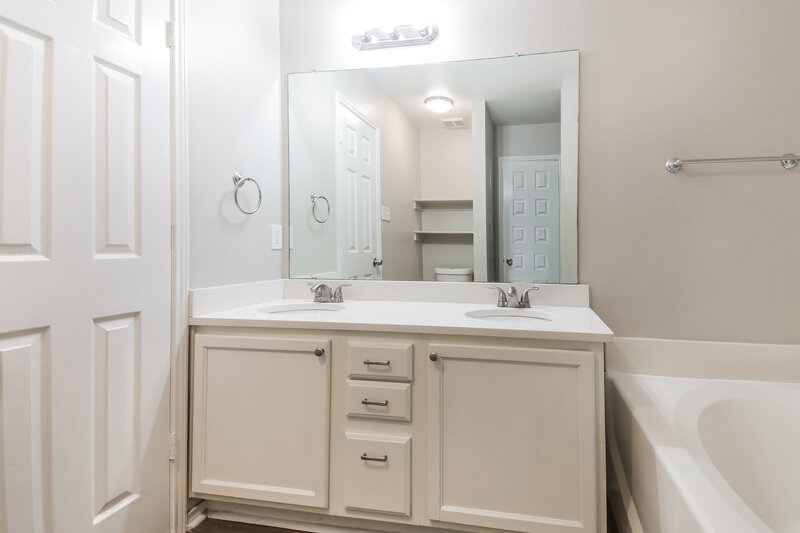 1,790/Mo, 904 Nancy Dr Royse City, TX 75189 Main Bathroom View