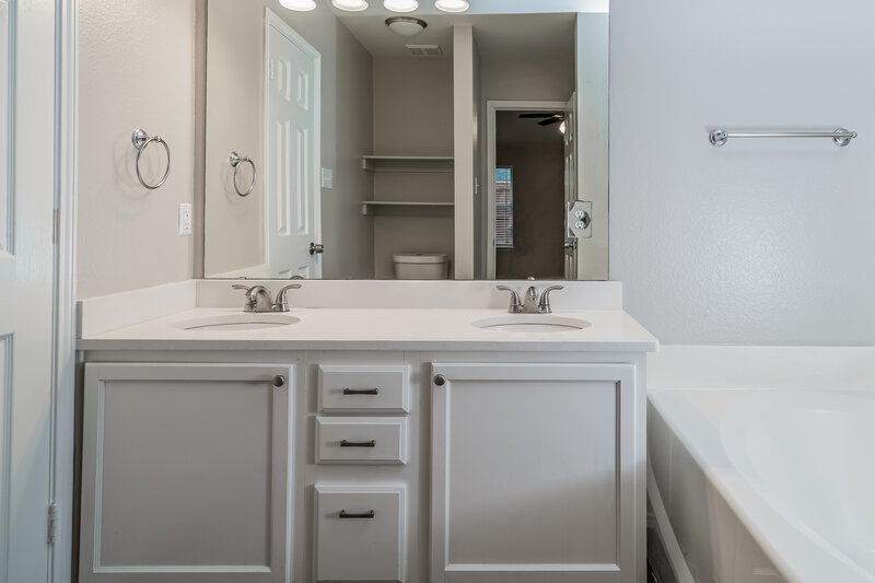 2,225/Mo, 904 Nancy Dr Royse City, TX 75189 Main Bathroom View