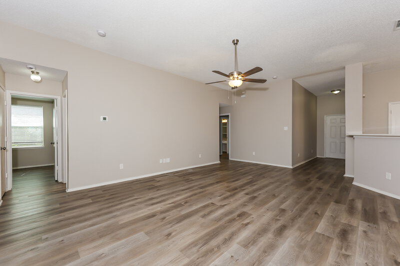 2,240/Mo, 1346 Vermont Ave Lancaster, TX 75134 Living Room View 2