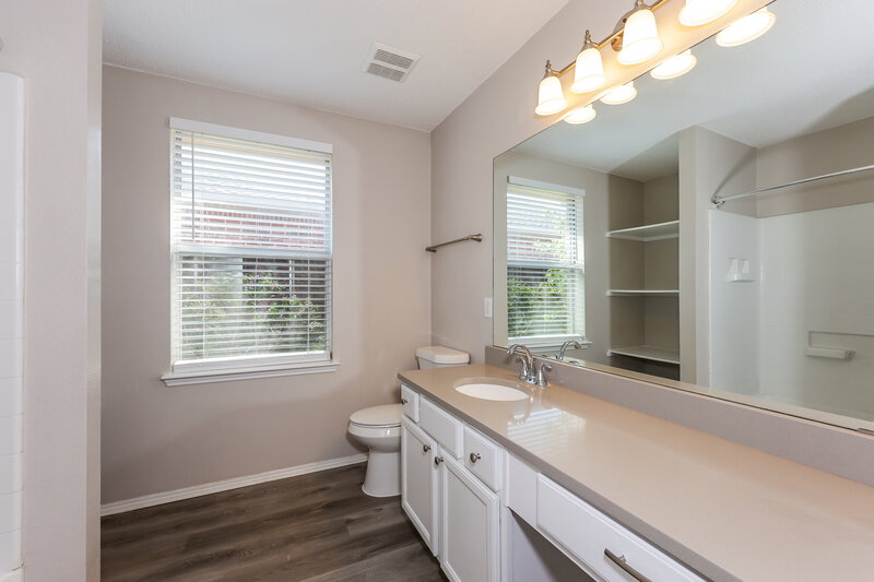 2,240/Mo, 1346 Vermont Ave Lancaster, TX 75134 Main Bathroom View