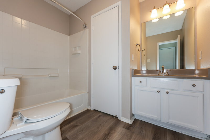 2,240/Mo, 1346 Vermont Ave Lancaster, TX 75134 Bathroom View