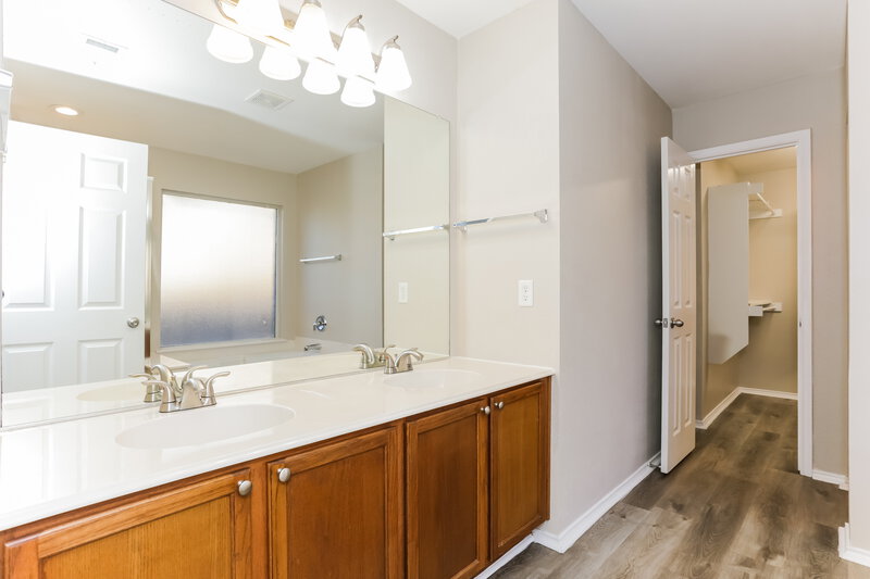 2,900/Mo, 928 Zachary Dr Arlington, TX 76002 Main Bathroom View