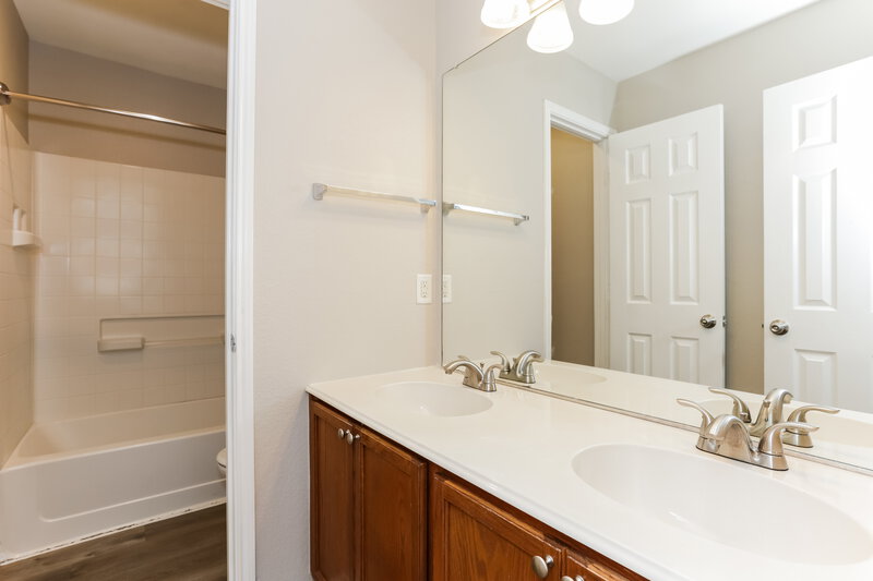 2,900/Mo, 928 Zachary Dr Arlington, TX 76002 Bathroom View